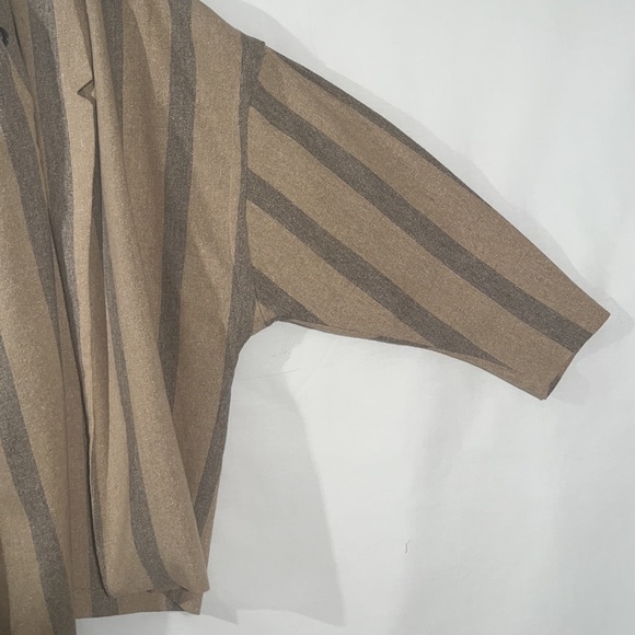 Vintage 80’s Chibarø Dolman Sleeved 2 piece suit with high waisted capri pants. - Picture 6 of 13